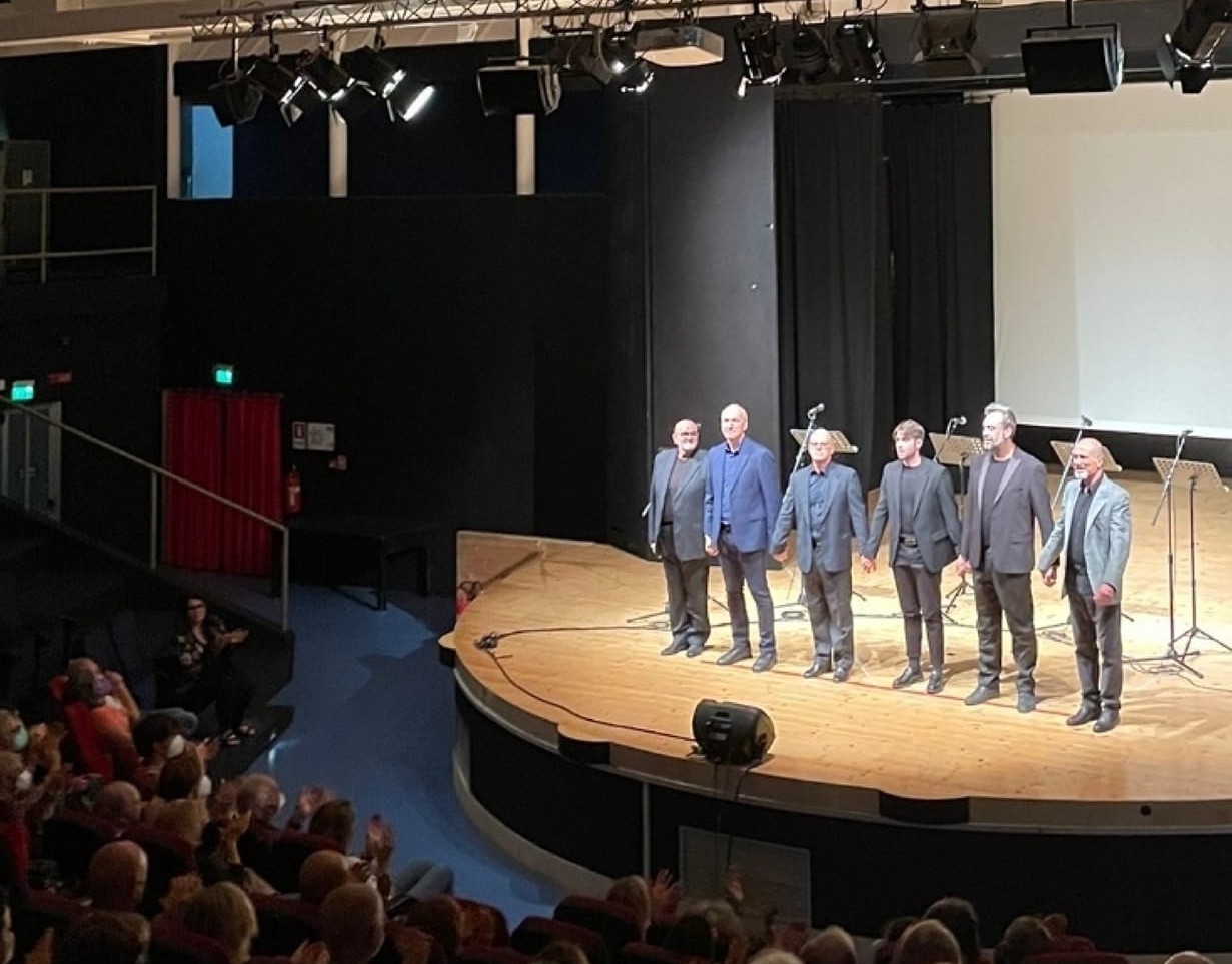 Gli interpreti de Il Pantografo sul palco del Teatro Panettone