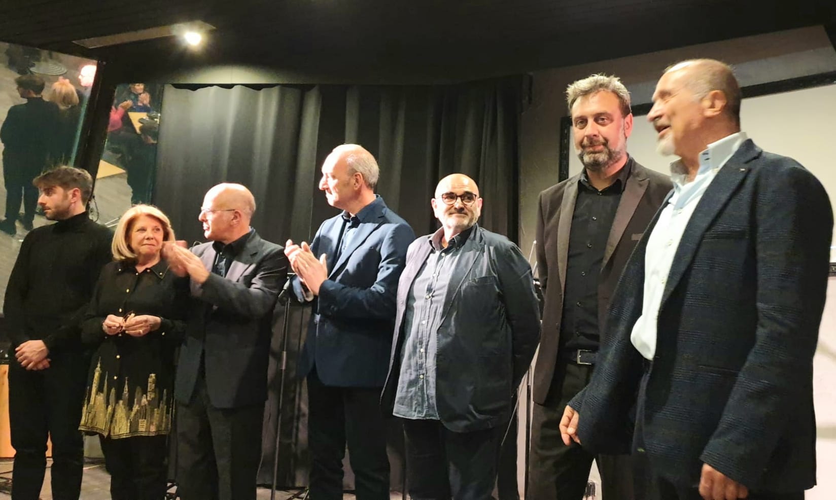 Gli interpreti de Il Pantografo al saluto finale davanti al pubblico
