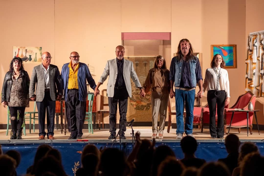 Il cast durante i saluti finali
